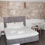 尼克拉公寓式酒店 *