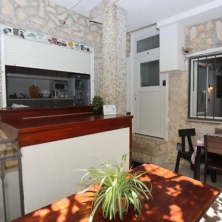 Nikolla Apartament *
