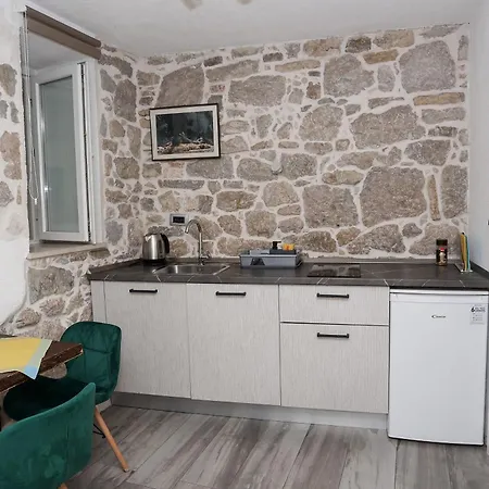 Nikolla Apartament *