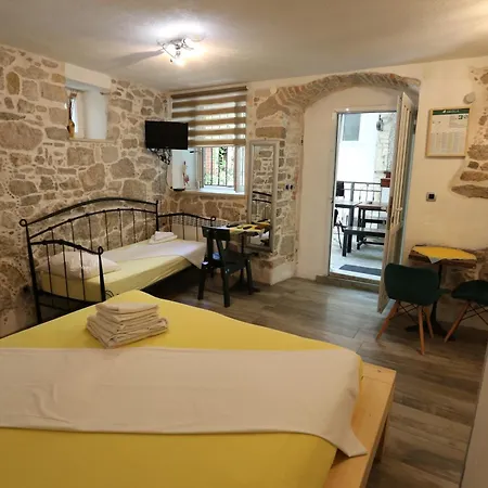 Nikolla * سبليت