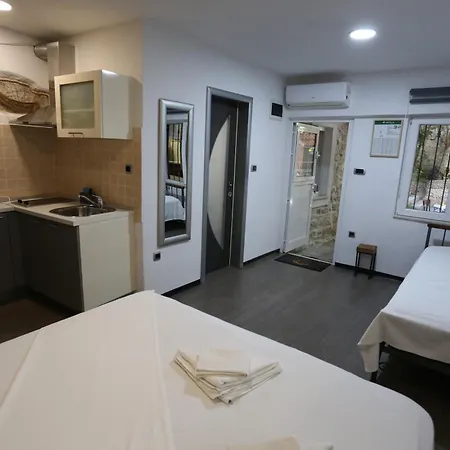 Nikolla Apartament *