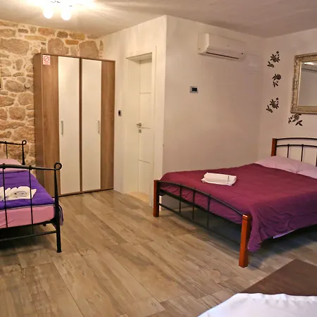Nikolla Apartament *