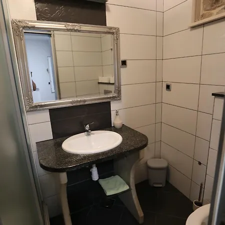 Nikolla Apartment *