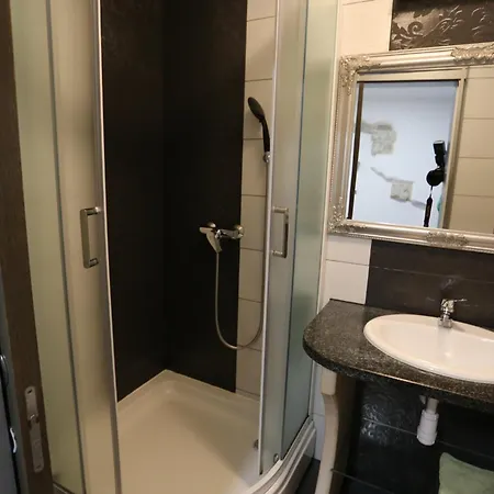 Nikolla Apartment *