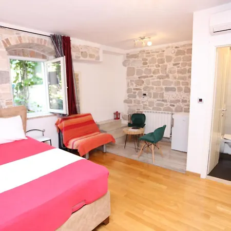Nikolla Apartment *