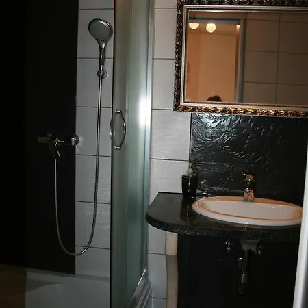 Nikolla Apartment *
