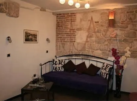 Nikolla Apartment *