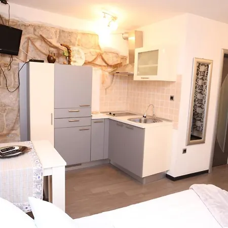 Nikolla Apartment *
