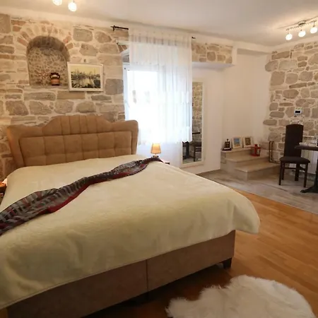 Nikolla Apartment *