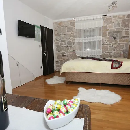 Nikolla Apartment *