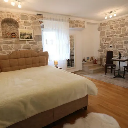 Nikolla Apartment *